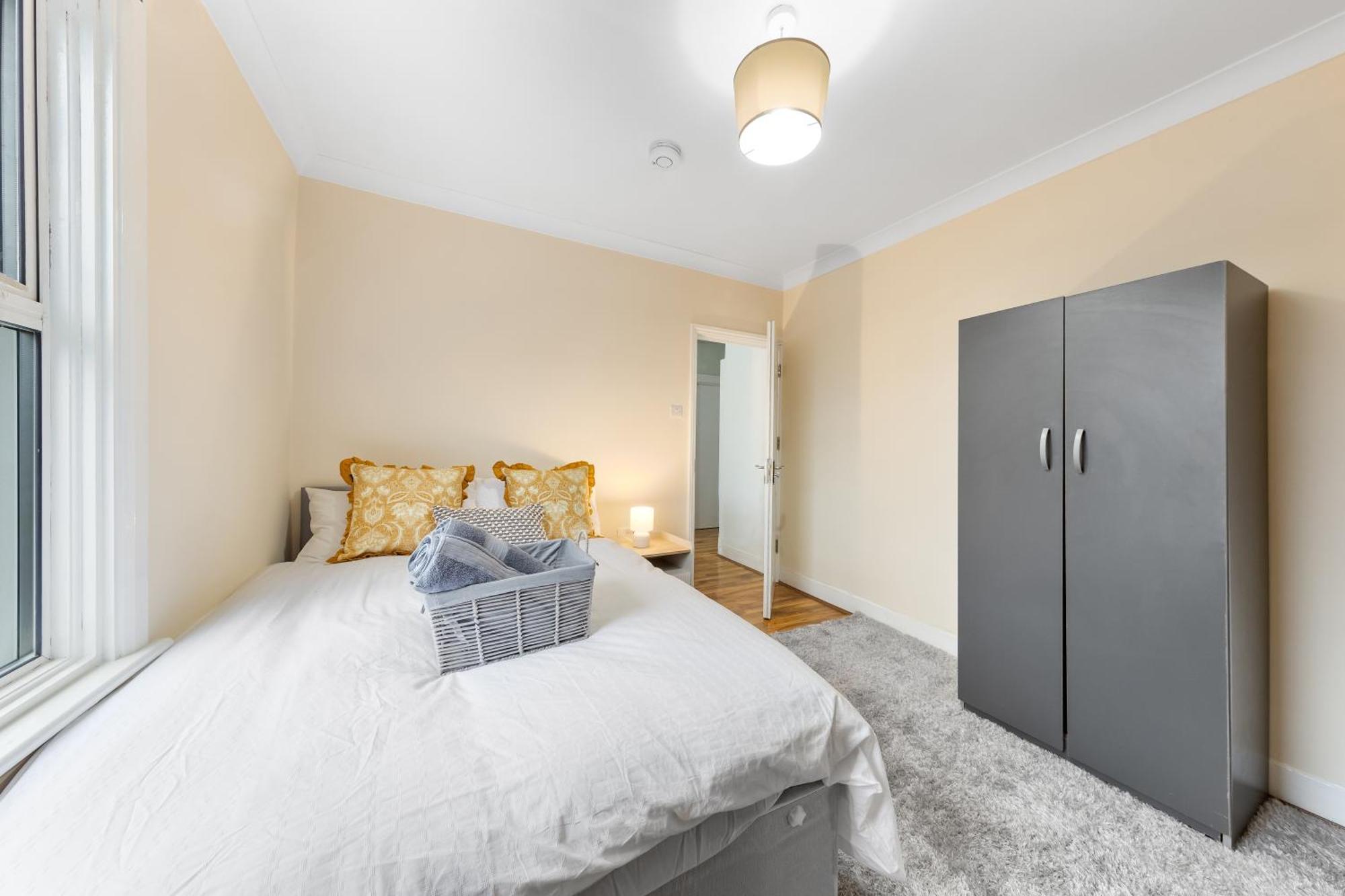 Habitación en casa particular Charming 3br Near Tube - Walk To Cafes, Lloyd Park - Copeland 3br Combo Londres