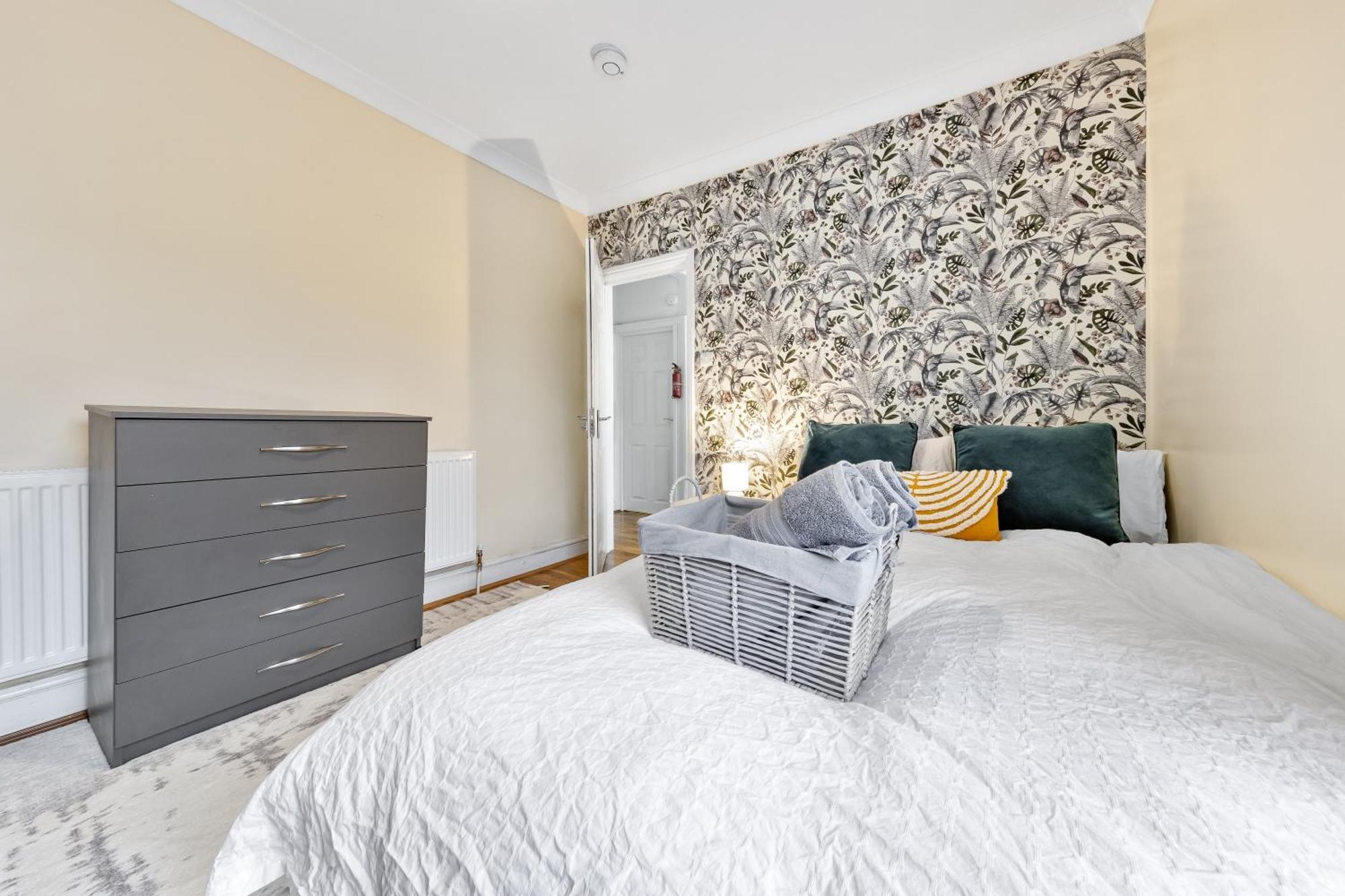Charming 3br Near Tube - Walk To Cafes, Lloyd Park - Copeland 3br Combo Habitación en casa particular Londres