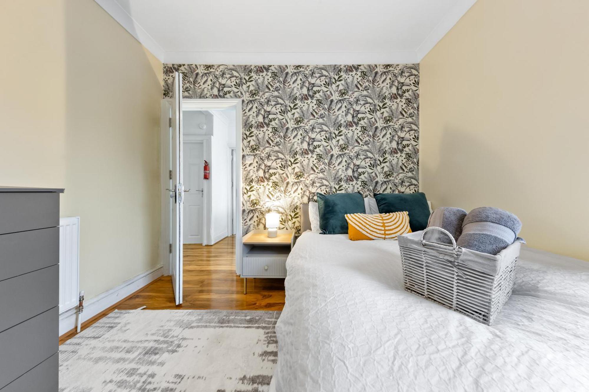 Charming 3br Near Tube - Walk To Cafes, Lloyd Park - Copeland 3br Combo Habitación en casa particular *